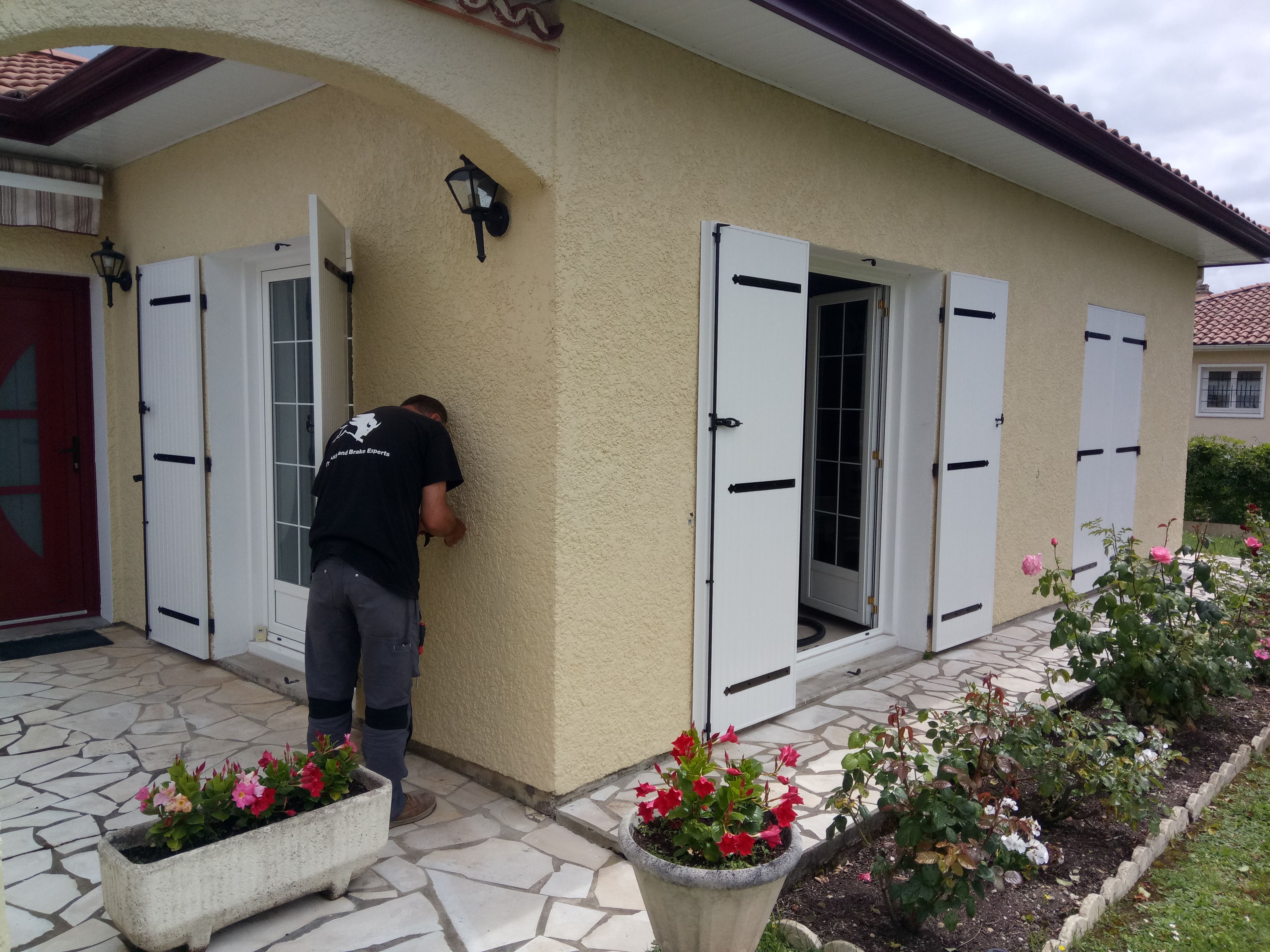 Technicien APS réalisant la pose d'une fenêtre sur un chantier en Gironde