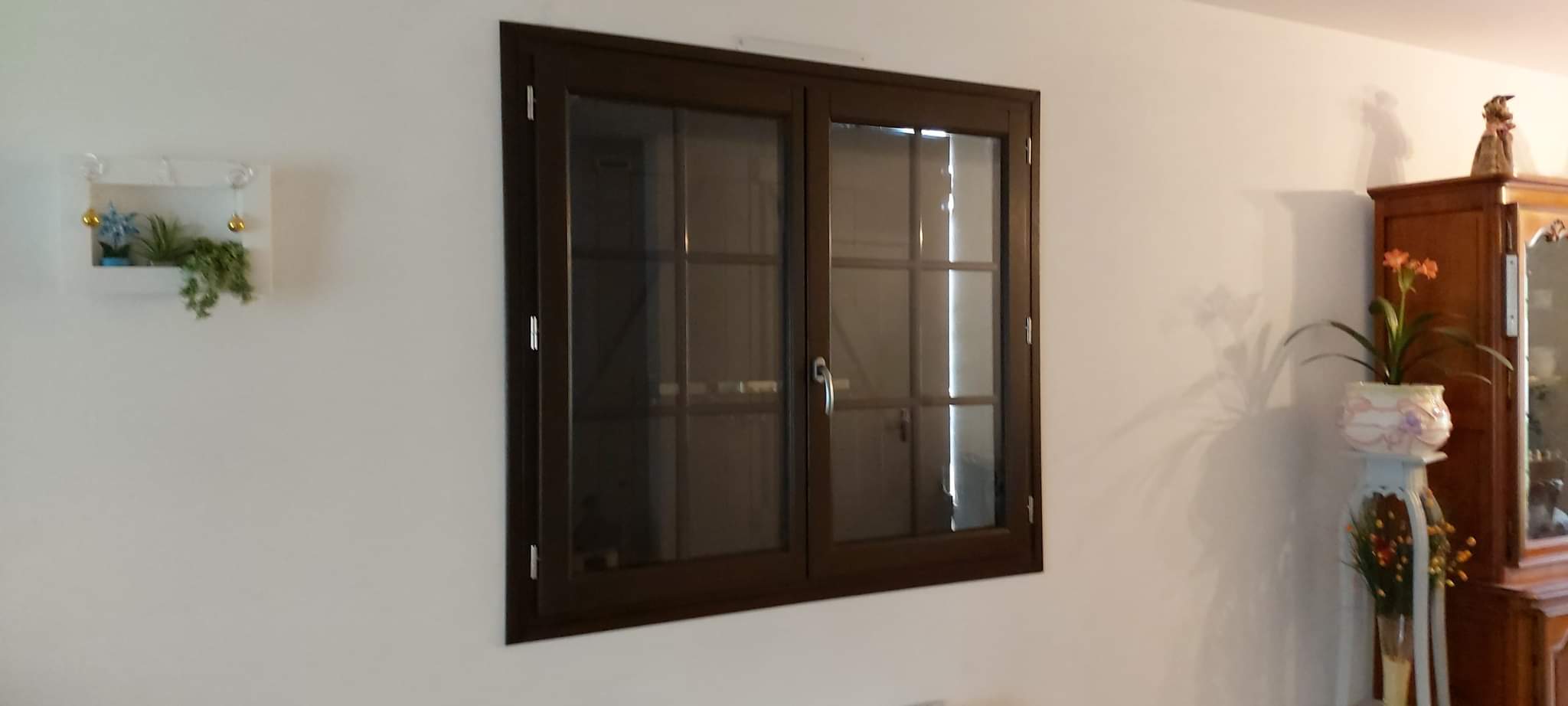 Fenêtre en bois massif sur maison girondine de caractère, finition naturelle