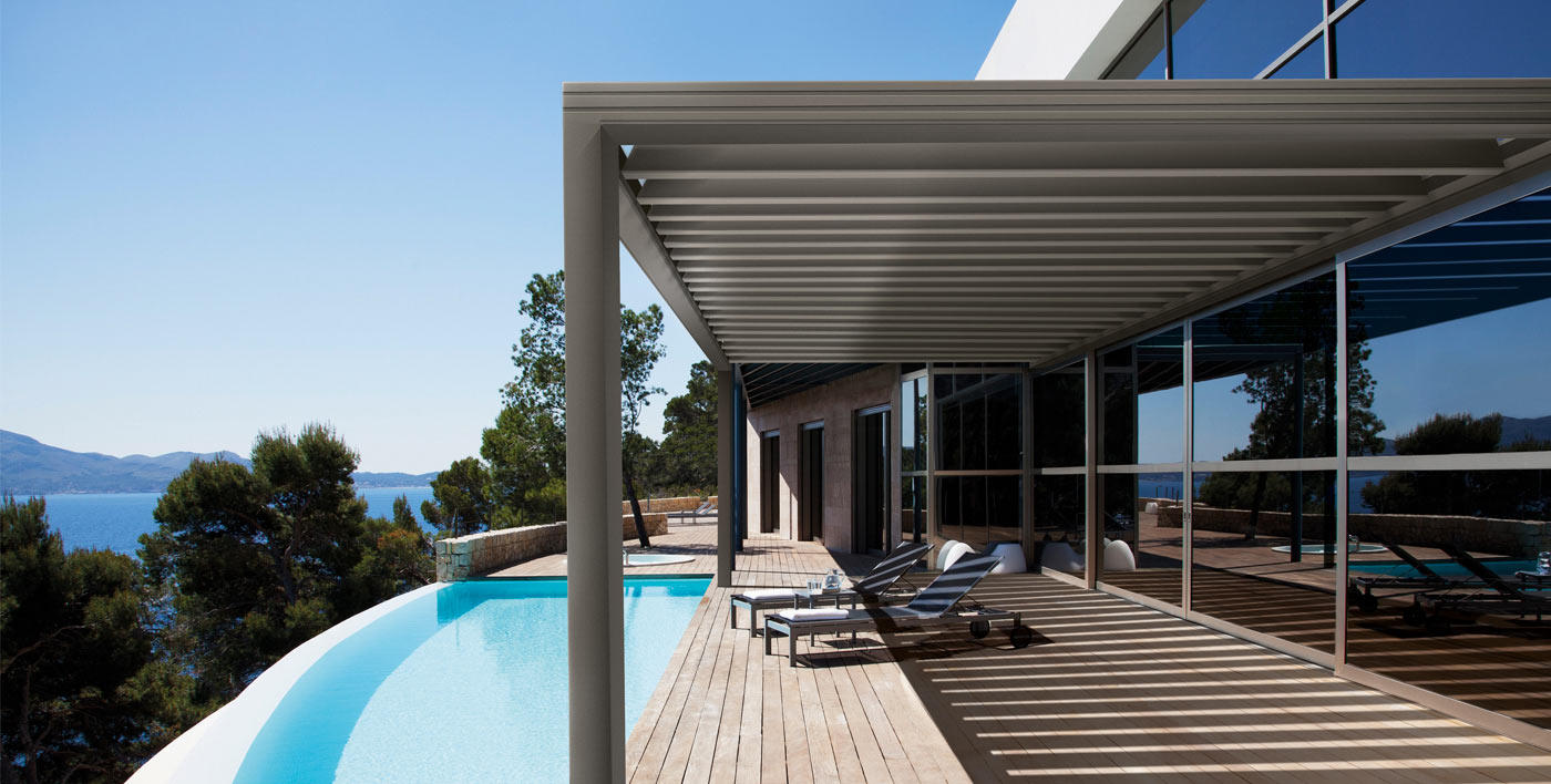 Pergola bioclimatique aluminium à lames orientables installée par APS