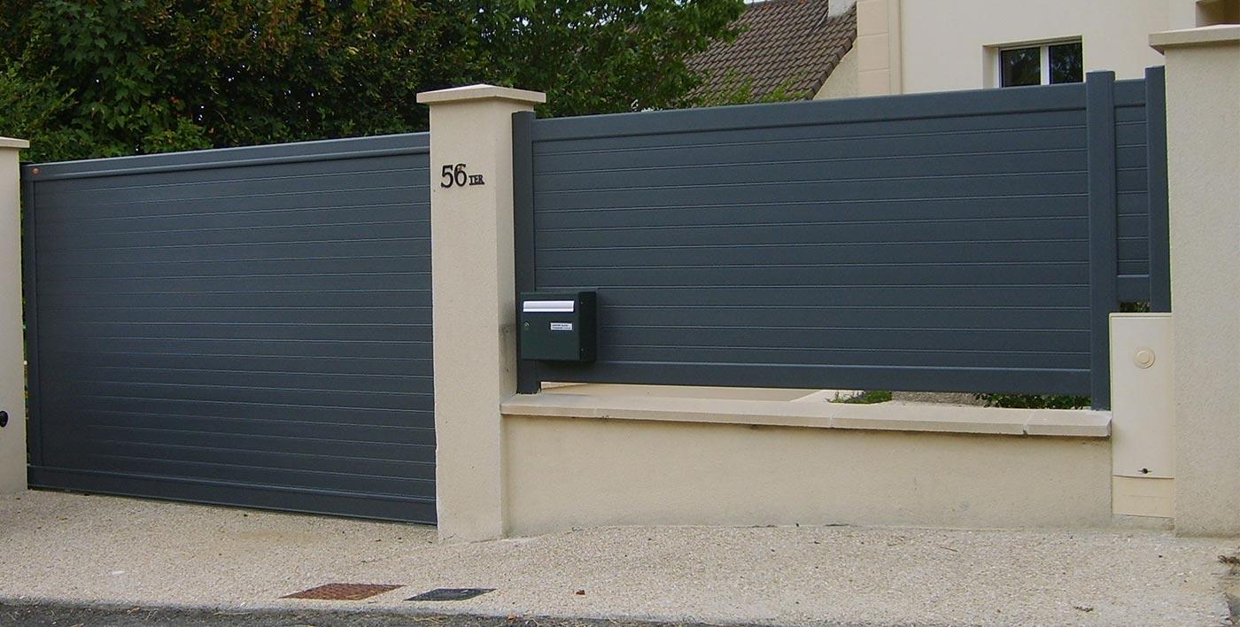 Portail aluminium motorisé installé par APS Menuiserie