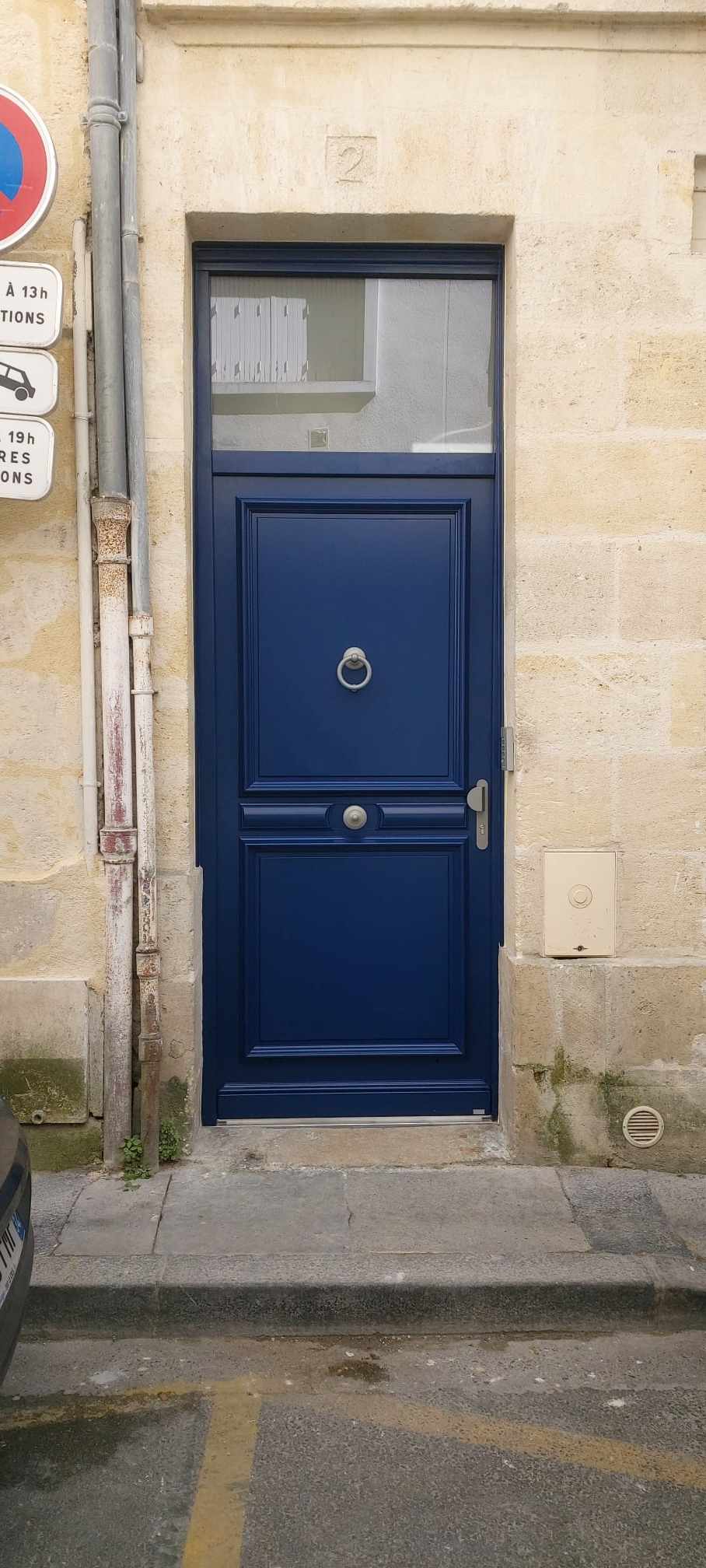 Porte d'entrée aluminium sur mesure posée par APS en Gironde